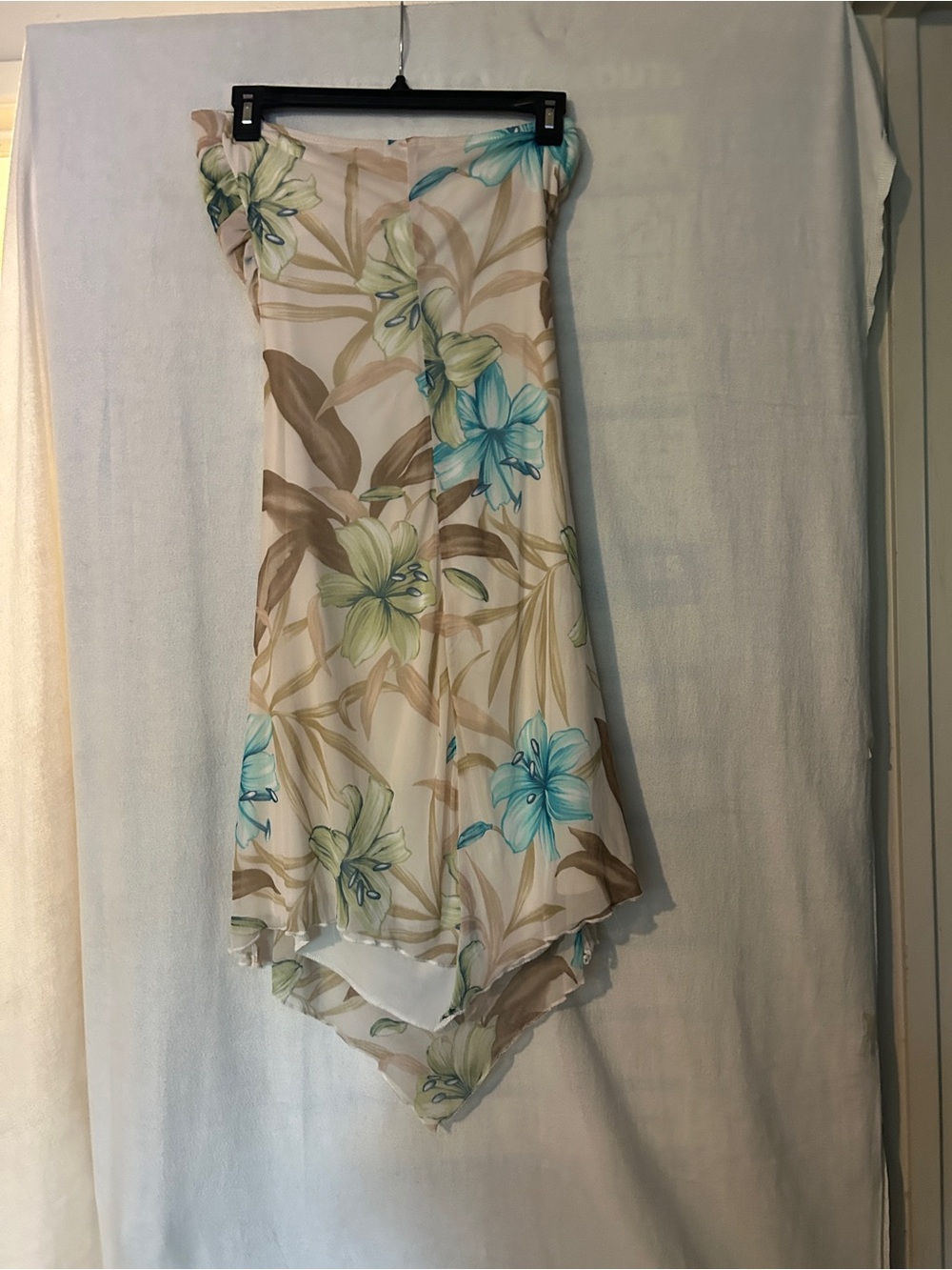 Halter-dress  Trixxi  Floral Handkerchief Hem Dress in Cream, Blue and Green